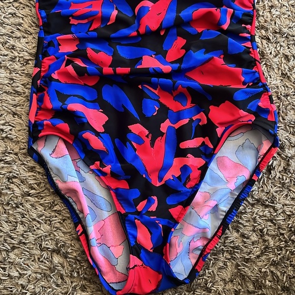 Aqua Green Cinch
Front One Piece Swimsuit
Medium Multicolor Size 8 - Picture 13 of 14